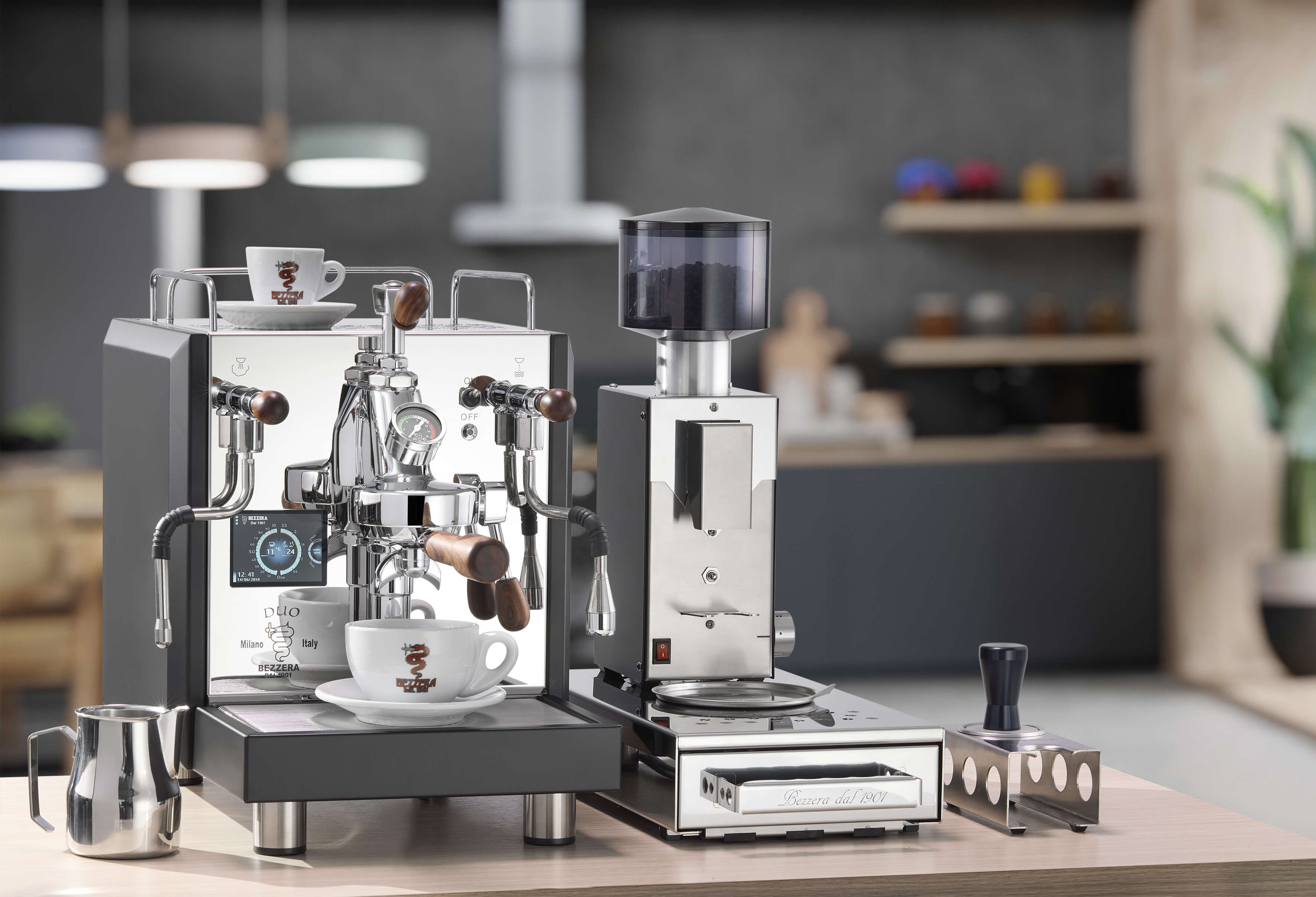 Welche Bezzera passt zu dir? Dieser Guide 2026 vergleicht Luce, Aria, Sole & Matrix. Erfahre, ob Einkreiser, Zweikreiser, PID oder Flow Control dein Kaffee-E...