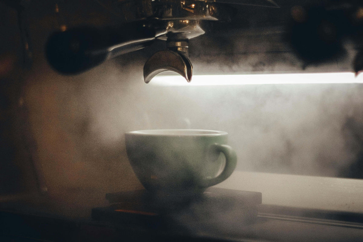 Siebträger mit Espressotasse im Dampf