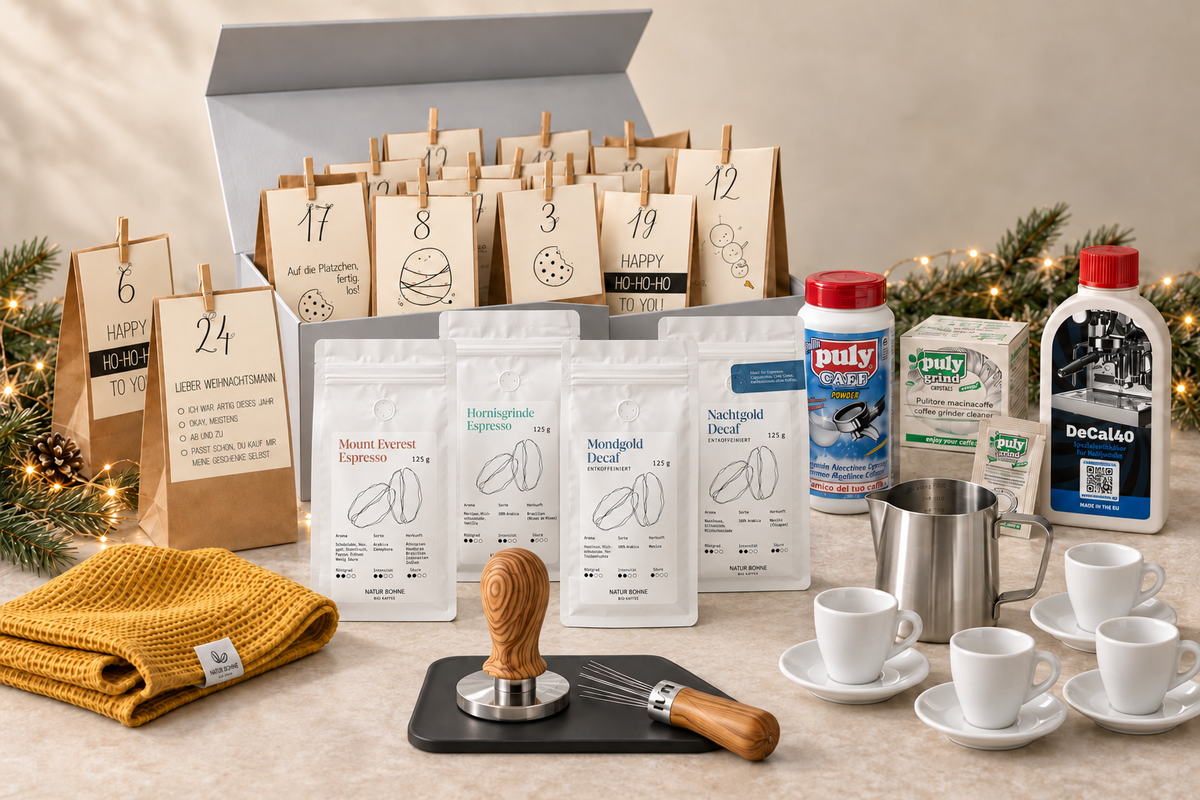 Kaffee-Adventskalender 2026 von Natur Bohne mit Bio-Kaffees, Wiedecent Tamper, WDT Tool, Milchkännchen und Espressotassen